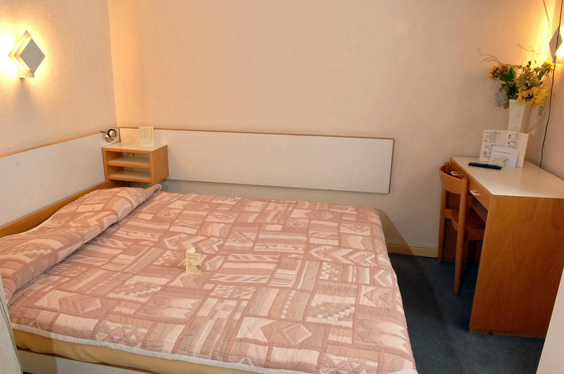 Sun Hotel Saint-Gilles Стая снимка
